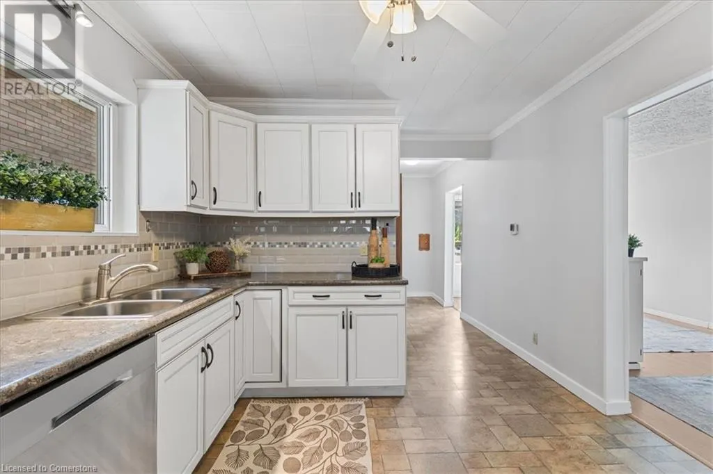 6 HERLAN Avenue