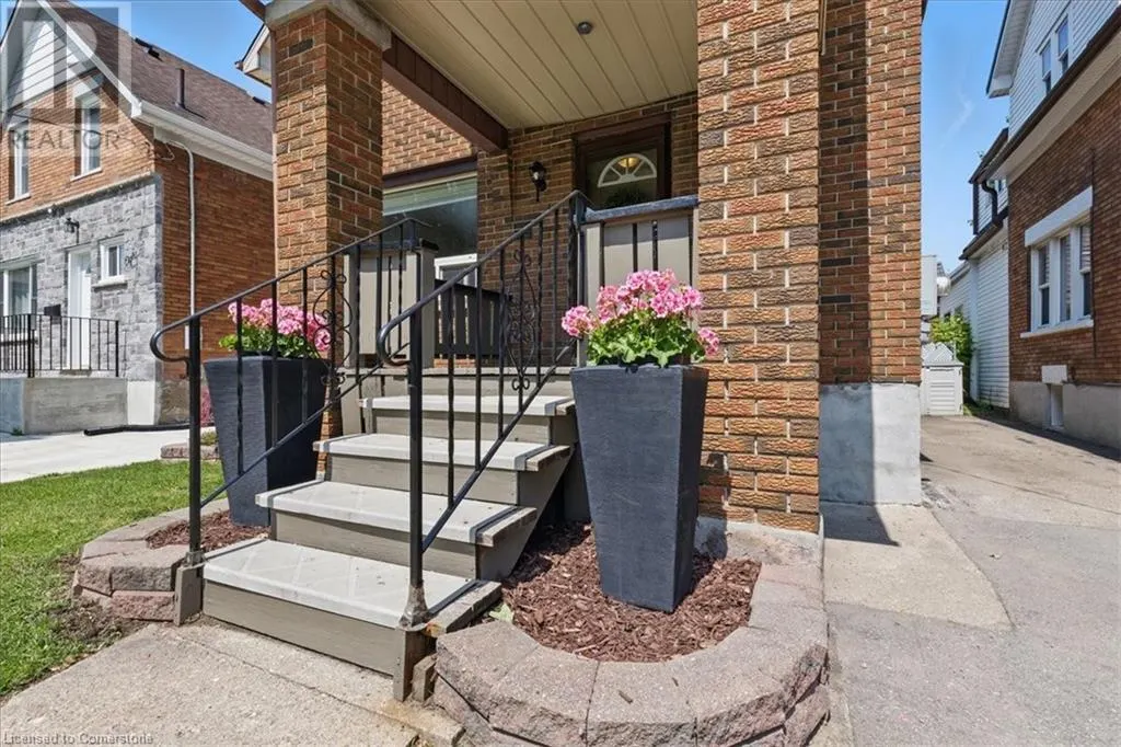 6 HERLAN Avenue