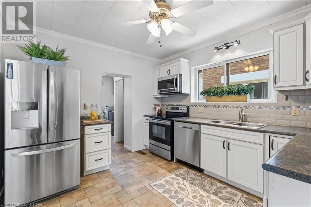 6 HERLAN Avenue