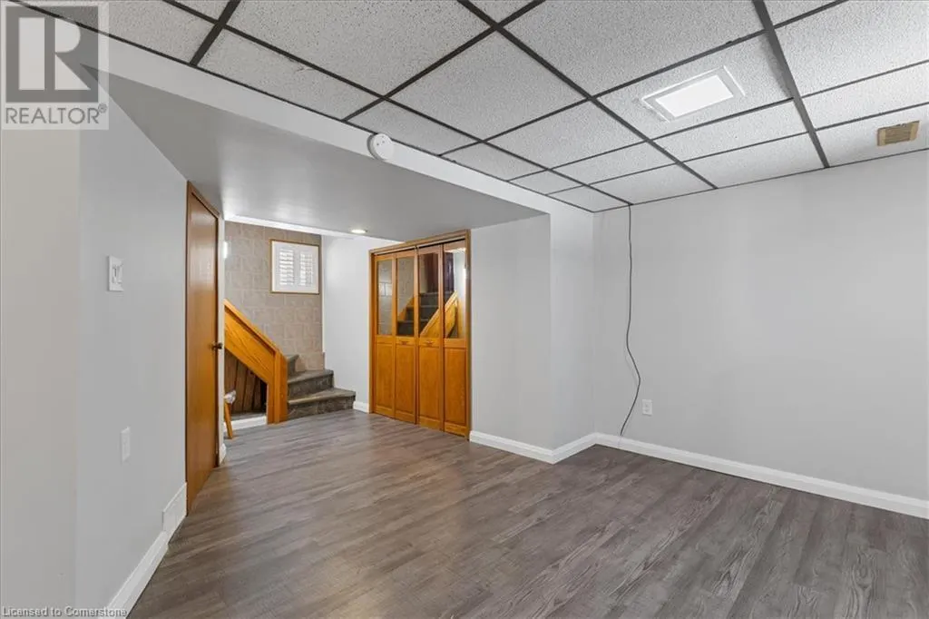 6 HERLAN Avenue