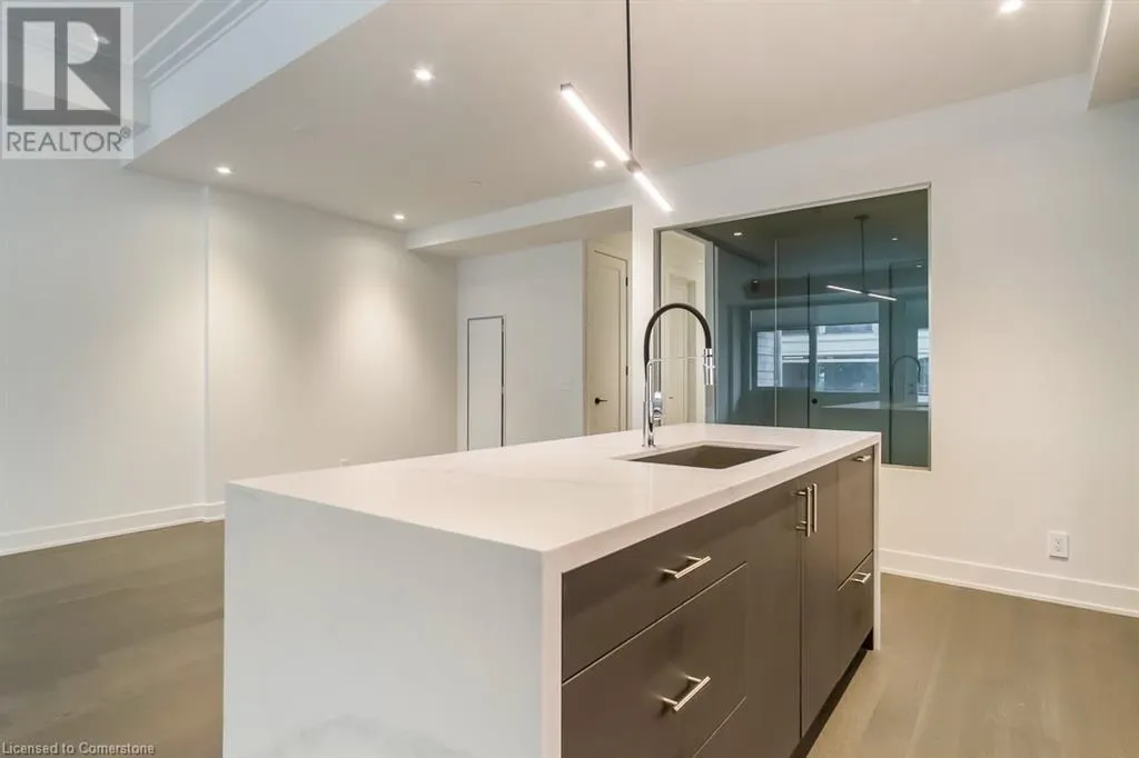 123 MAURICE Drive Unit# 104, #104