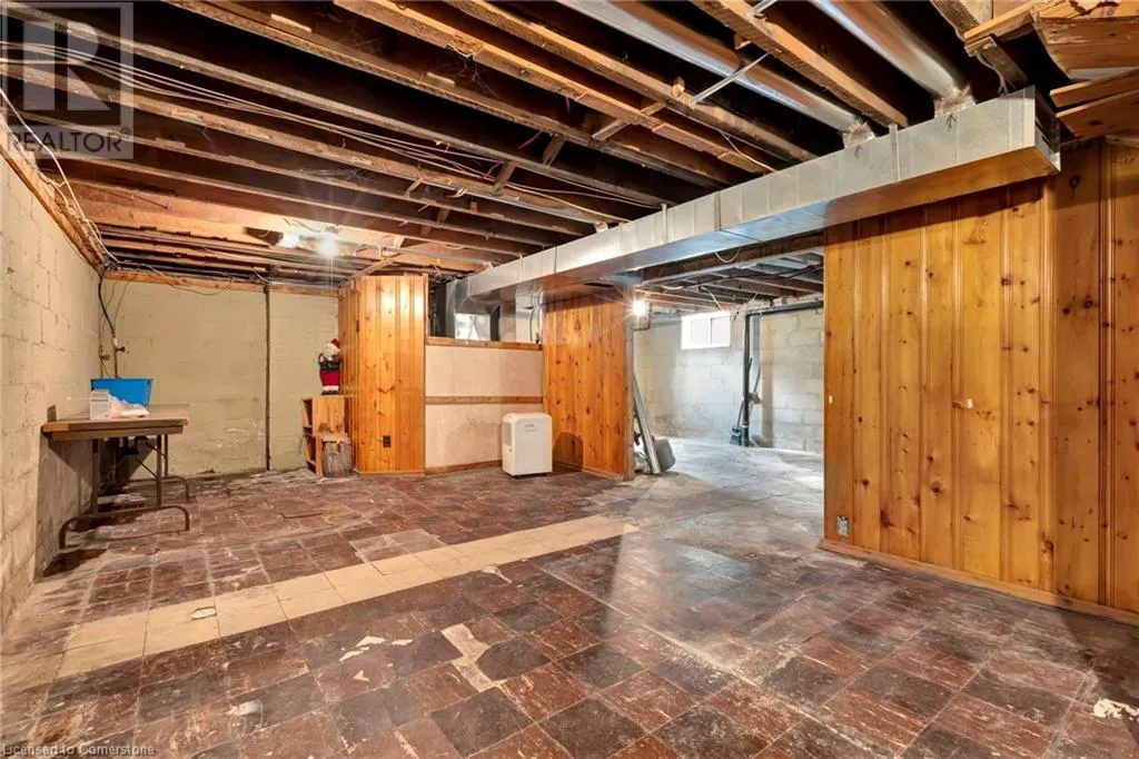 121 KING Street E