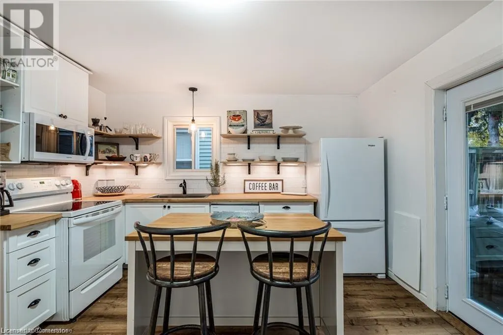7 NELLES Road N