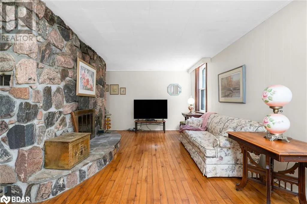 1407 FLOS 8 Road W