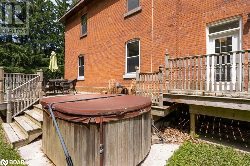 1407 FLOS 8 Road W