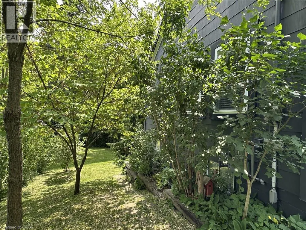 78 QUEENSWAY Drive E