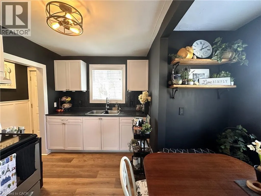 78 QUEENSWAY Drive E