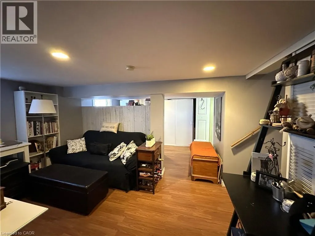 78 QUEENSWAY Drive E