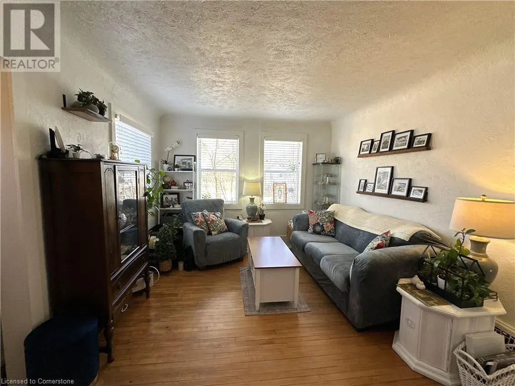 78 QUEENSWAY Drive E