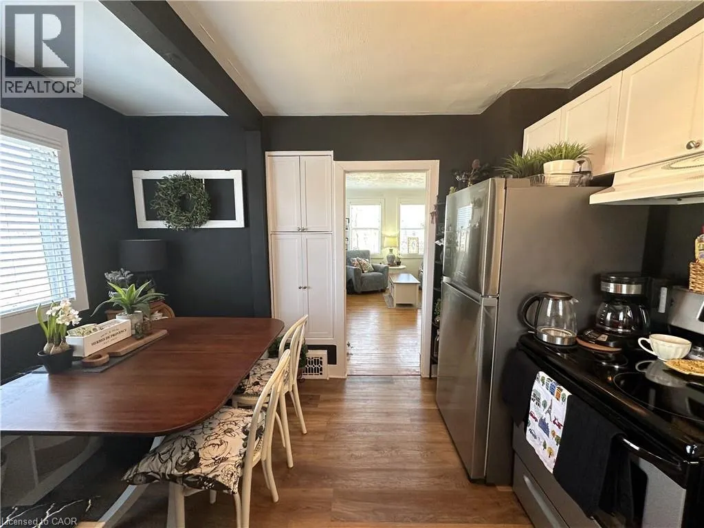 78 QUEENSWAY Drive E