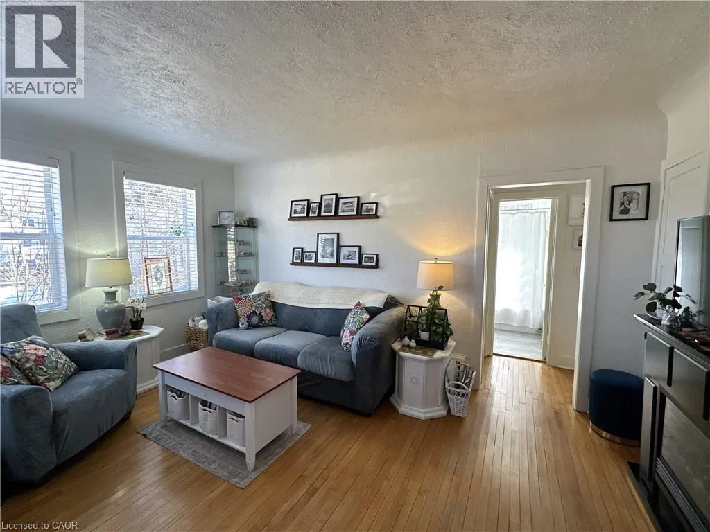 78 QUEENSWAY Drive E