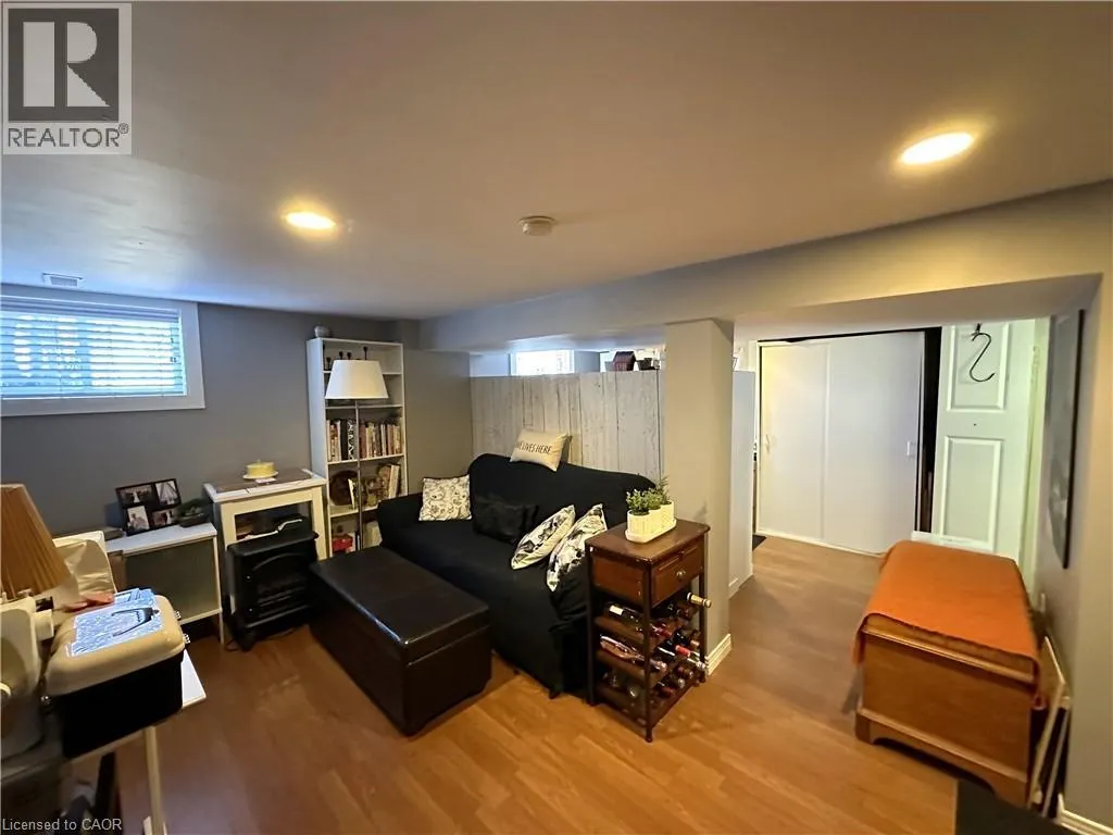 78 QUEENSWAY Drive E