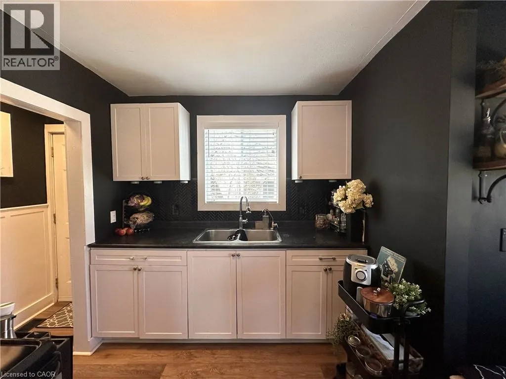 78 QUEENSWAY Drive E