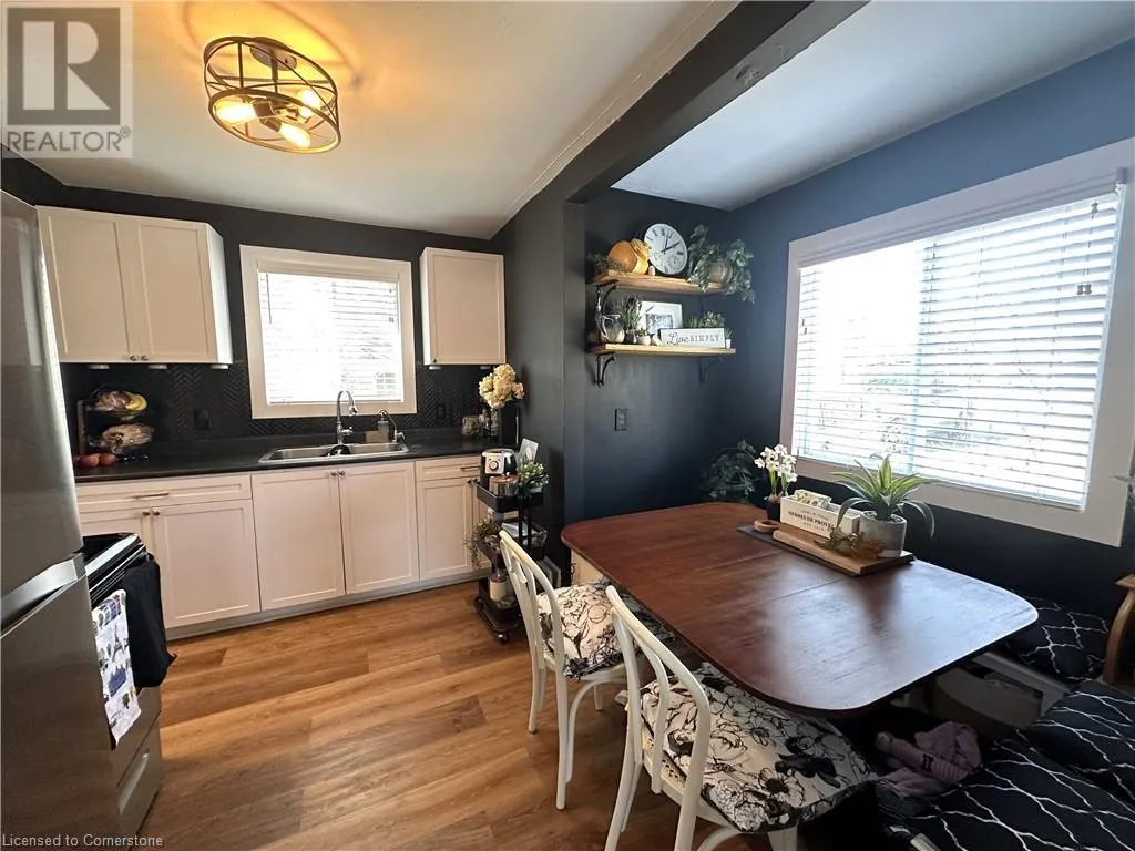 78 QUEENSWAY Drive E