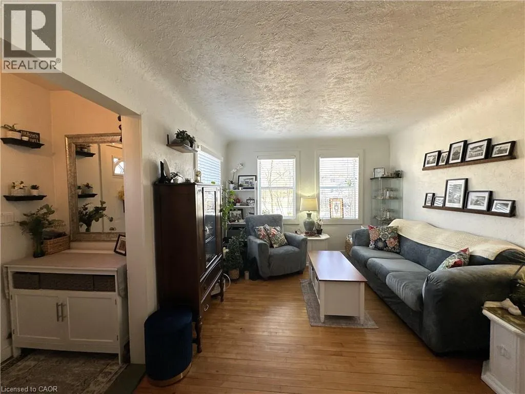 78 QUEENSWAY Drive E