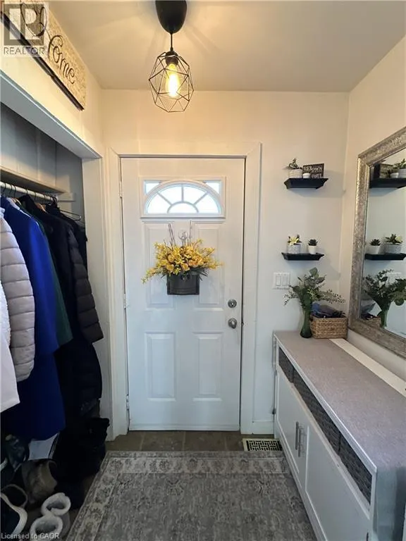 78 QUEENSWAY Drive E