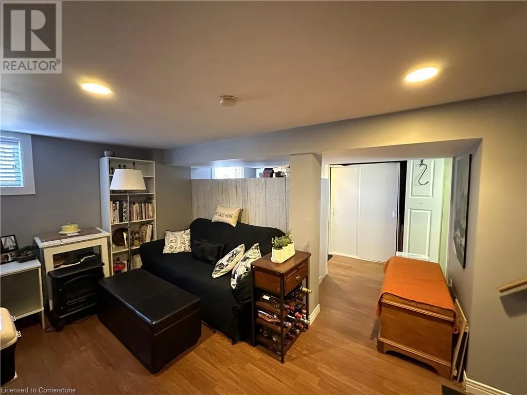 78 QUEENSWAY Drive E