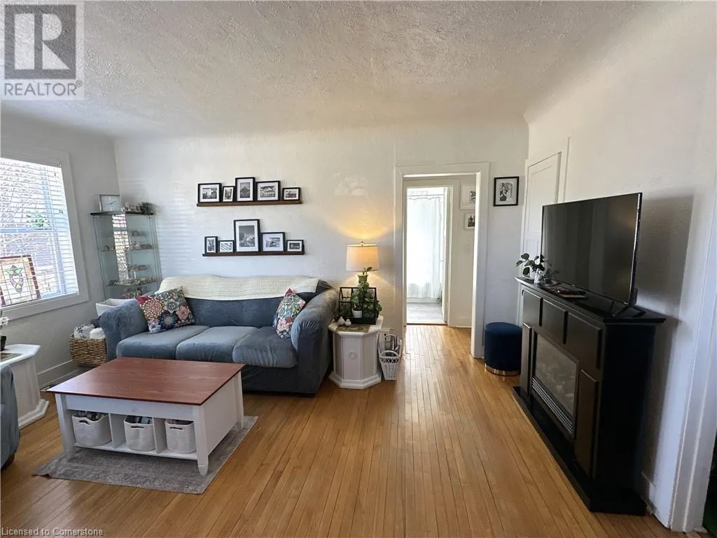 78 QUEENSWAY Drive E