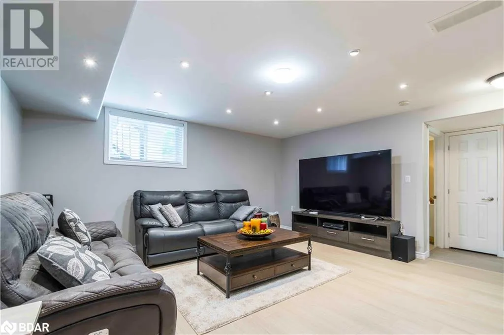 39 LAKEWOOD Crescent