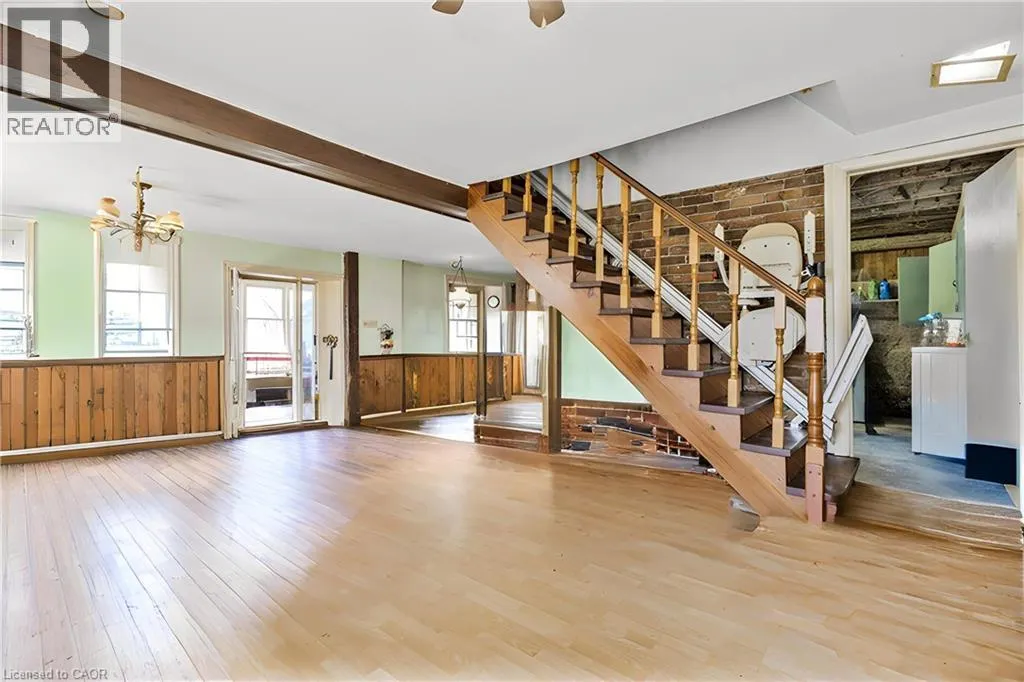 36 ELGIN E/S Street W