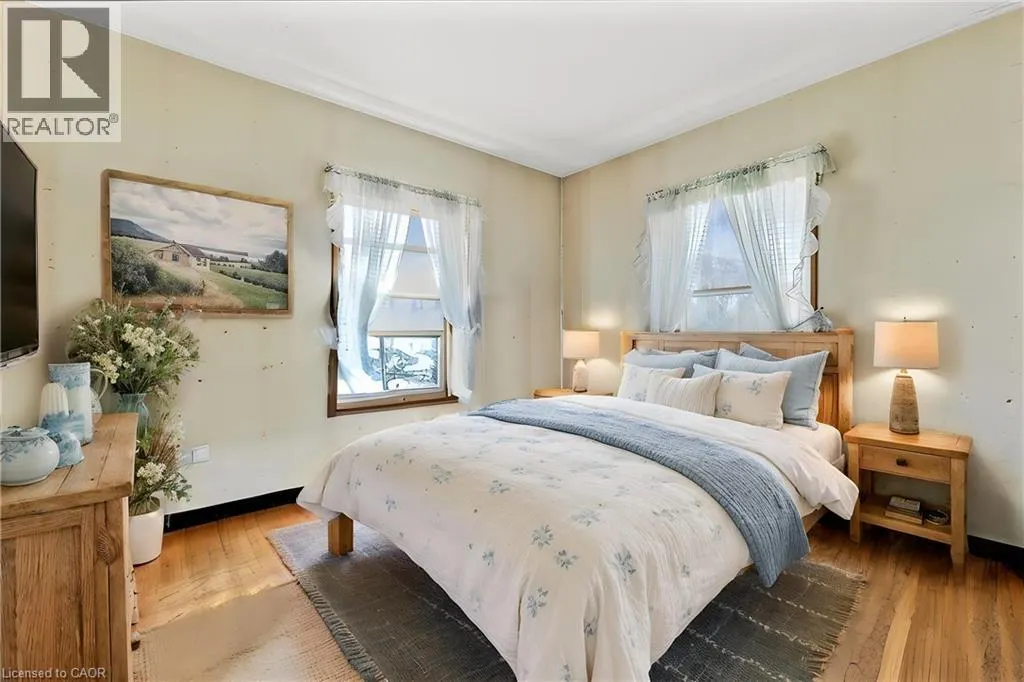 36 ELGIN E/S Street W