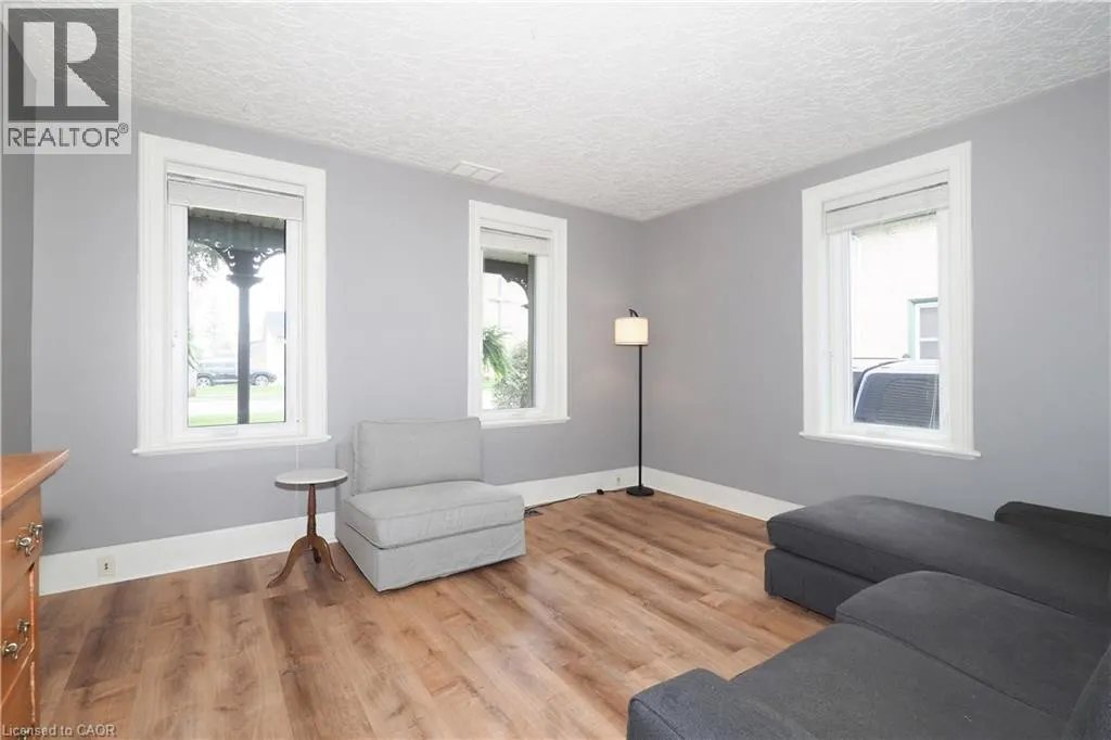 107 WOOLWICH Street S