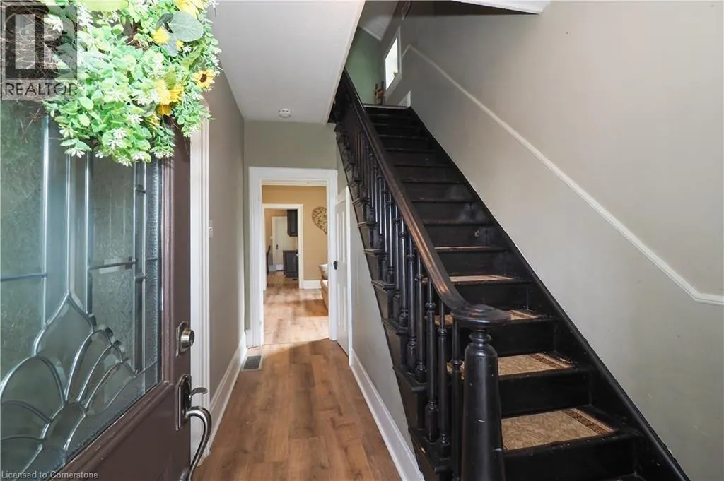 107 WOOLWICH Street S