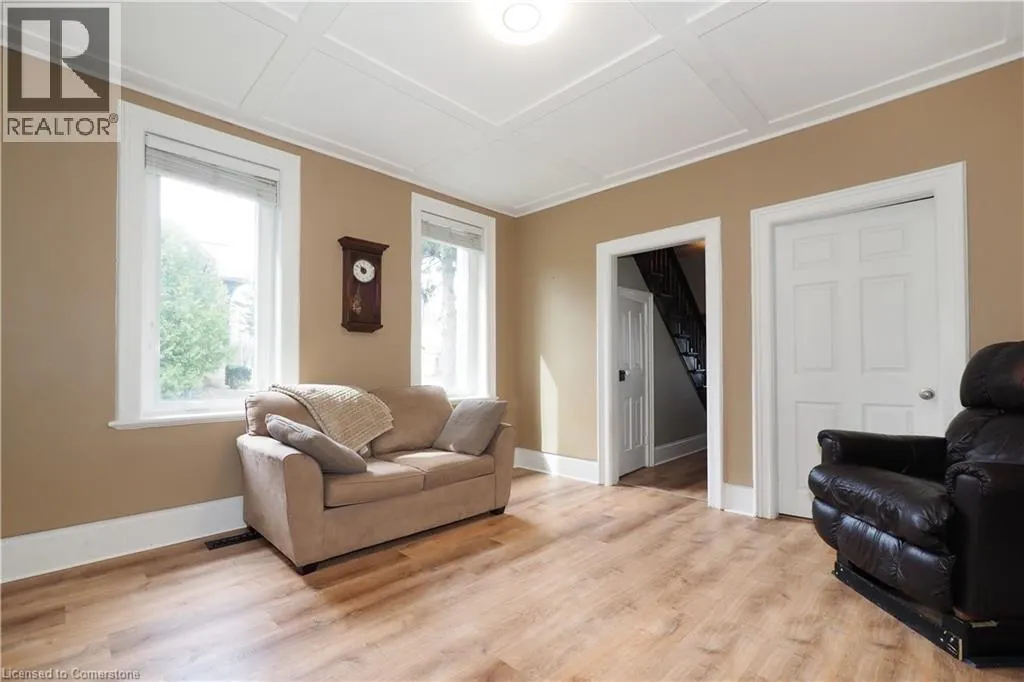 107 WOOLWICH Street S