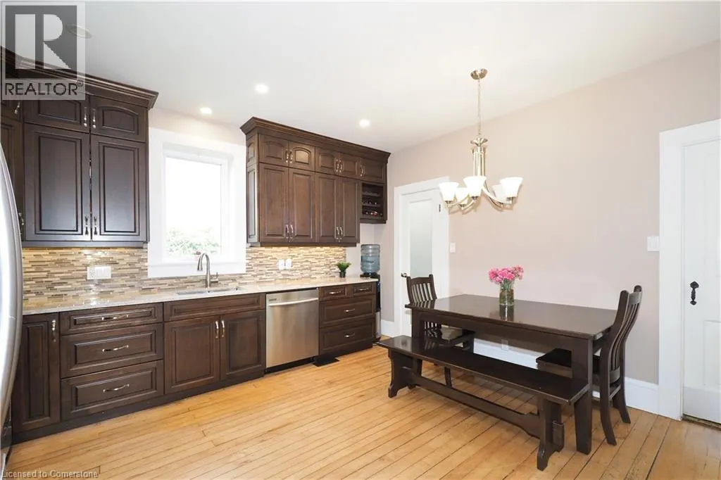 107 WOOLWICH Street S