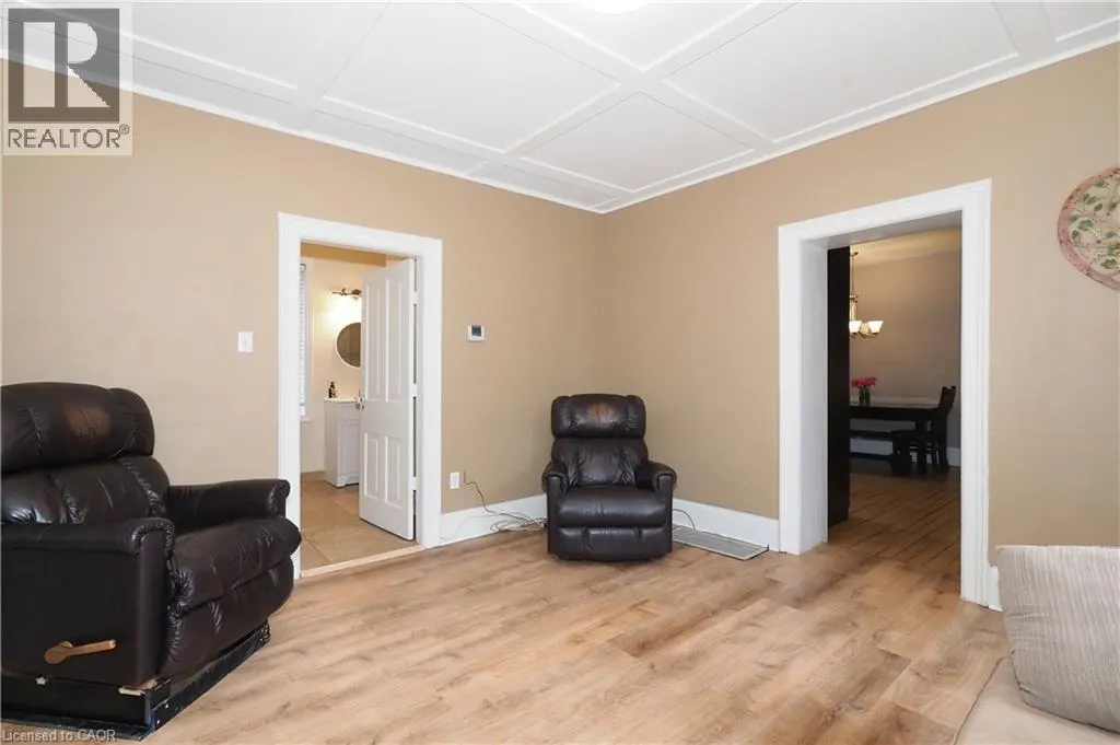 107 WOOLWICH Street S