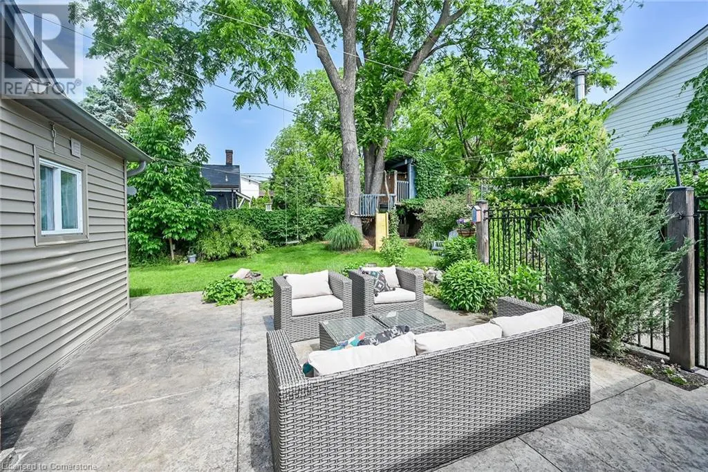 287 KING Street W