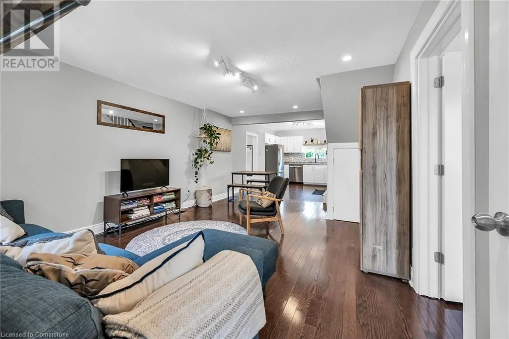 287 KING Street W