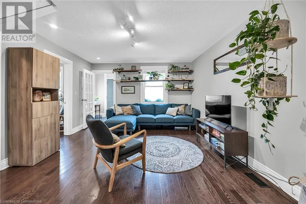 287 KING Street W