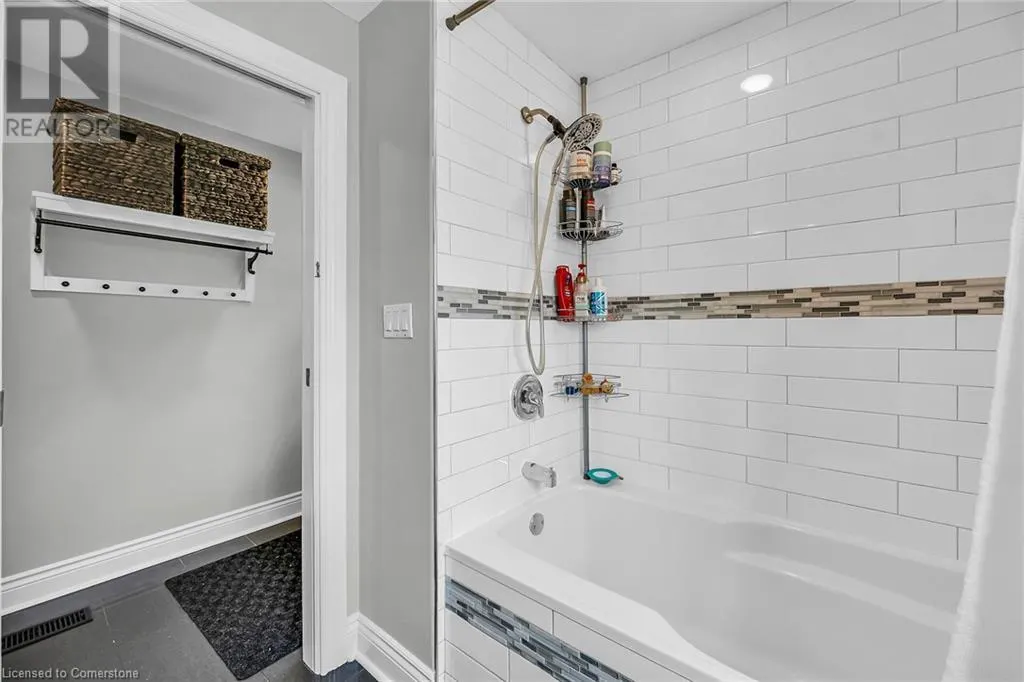 287 KING Street W