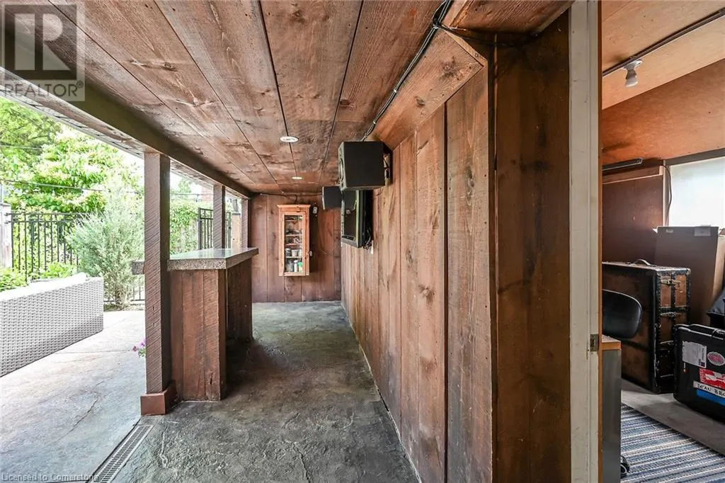 287 KING Street W