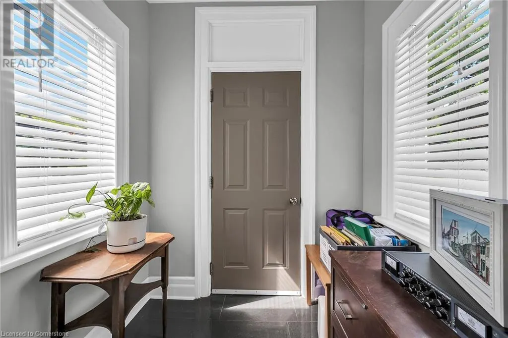 287 KING Street W