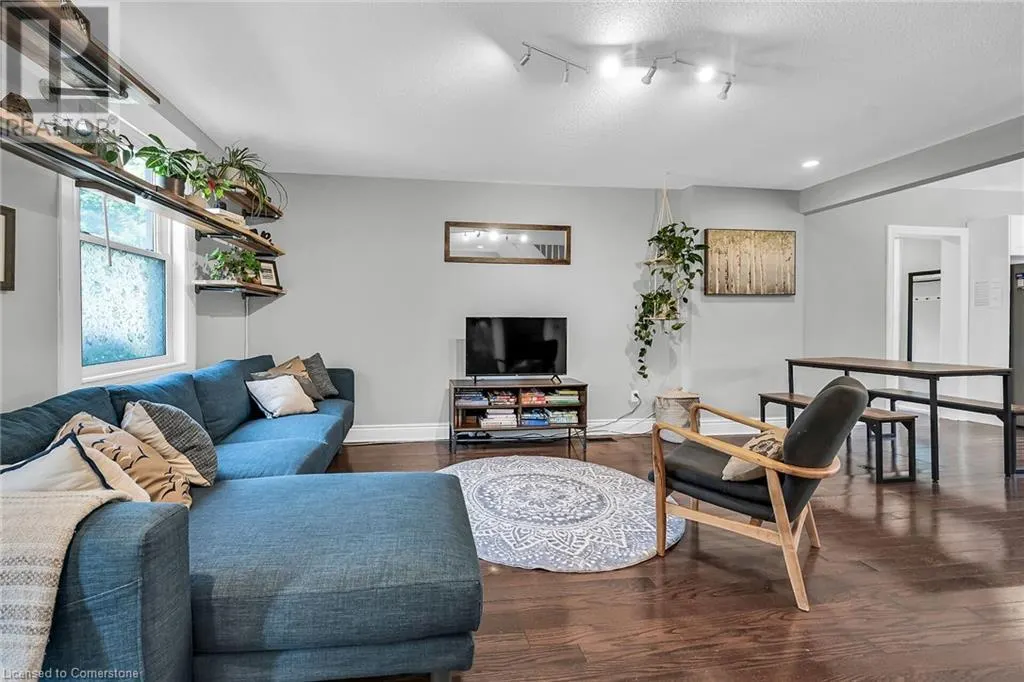 287 KING Street W