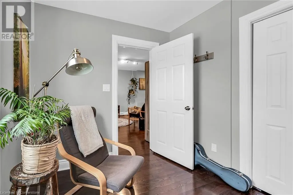 287 KING Street W
