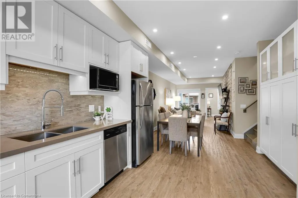 39 ROBINSON Street N Unit# 4, #4