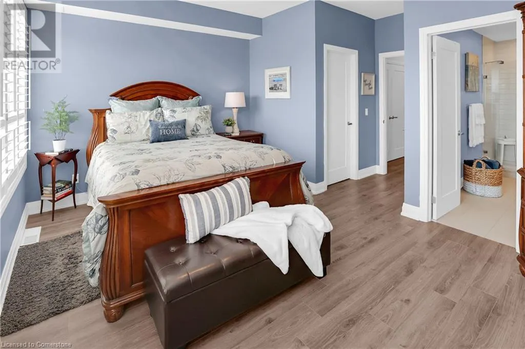 39 ROBINSON Street N Unit# 4, #4