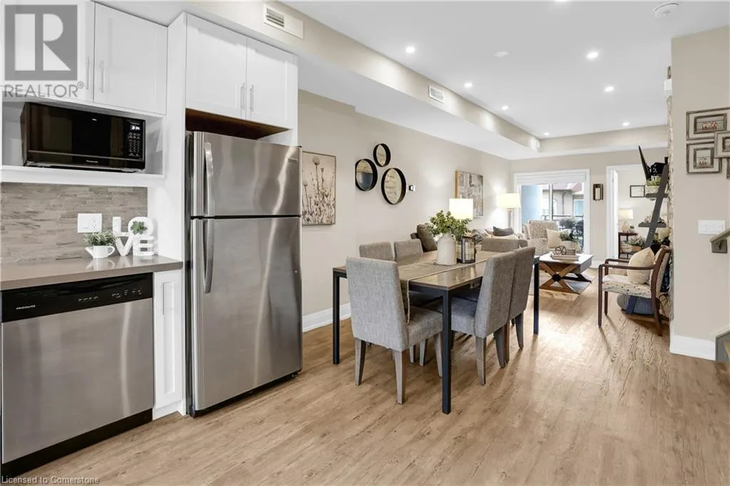 39 ROBINSON Street N Unit# 4, #4