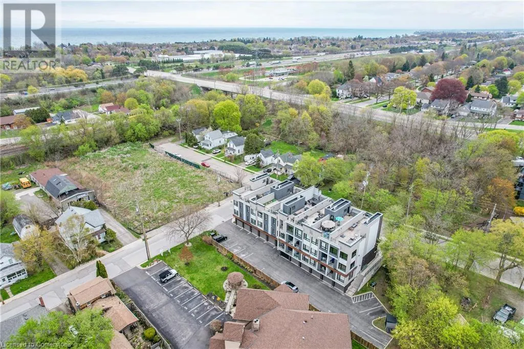 39 ROBINSON Street N Unit# 4, #4