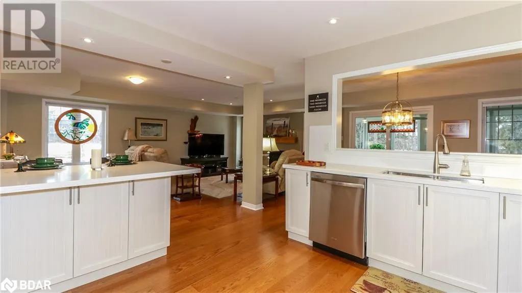 28 MASTERS Crescent