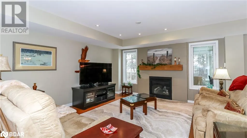 28 MASTERS Crescent