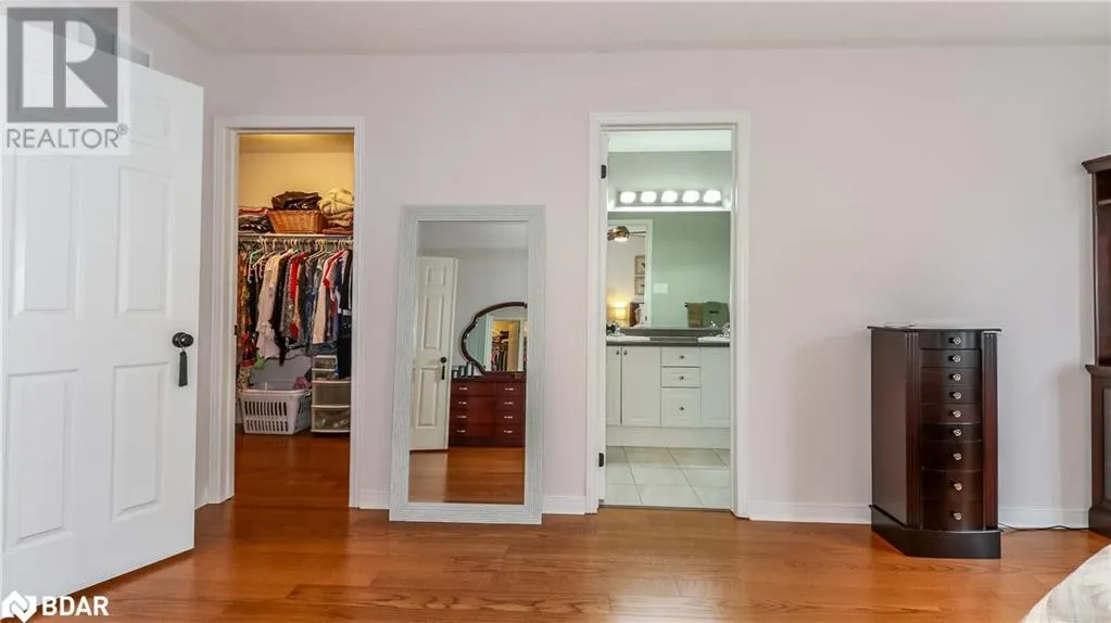 28 MASTERS Crescent