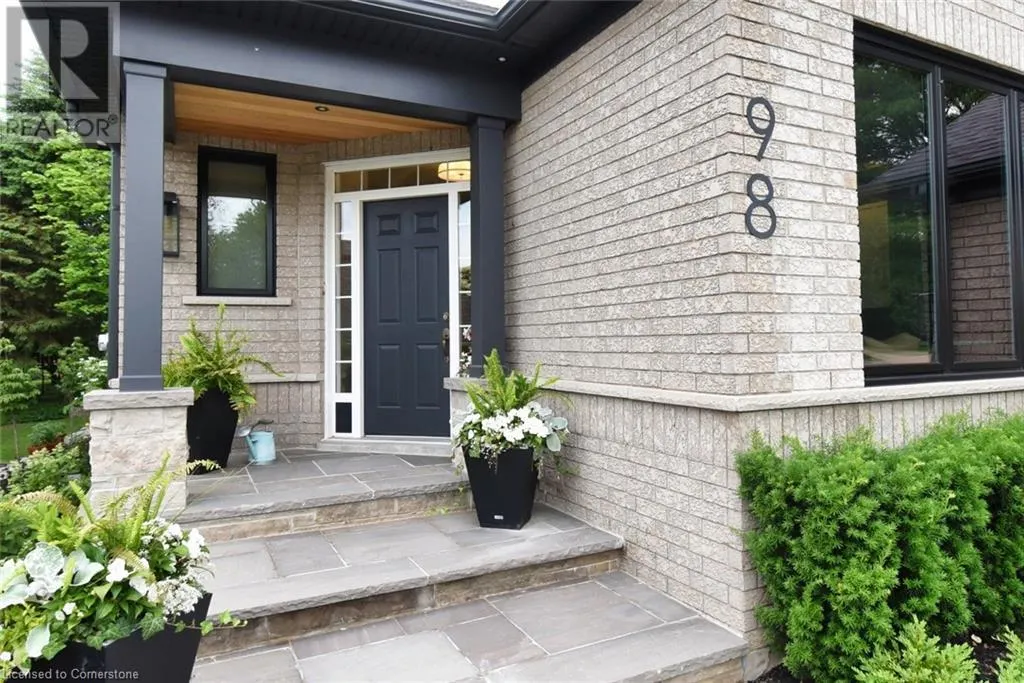 98 MOORE Crescent