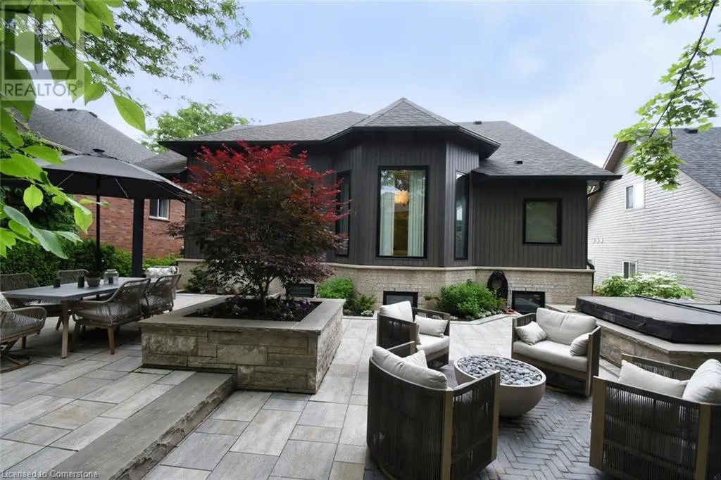 98 MOORE Crescent