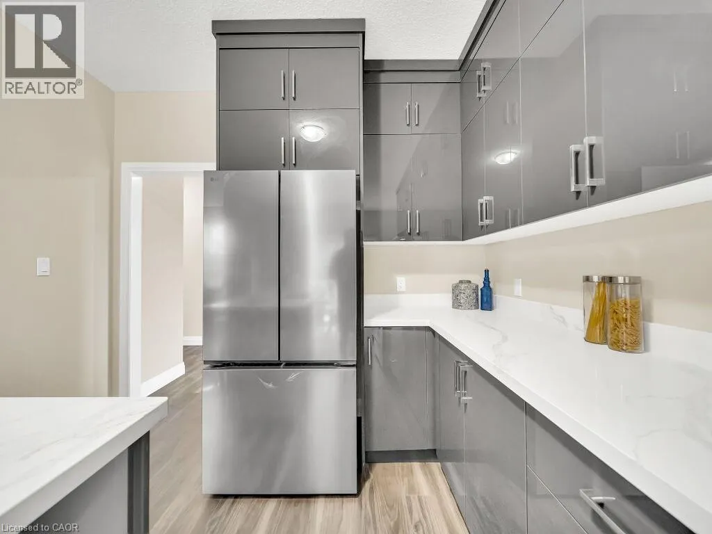 256 W KING Street
