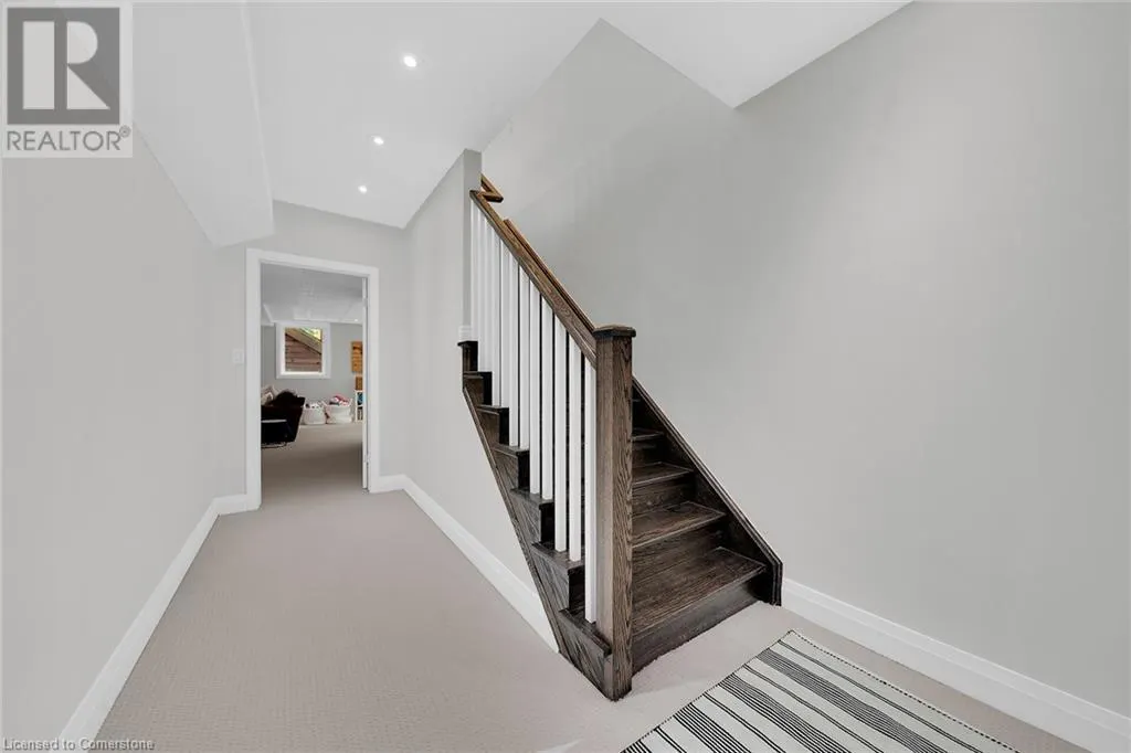 6 VANDERBURGH Lane