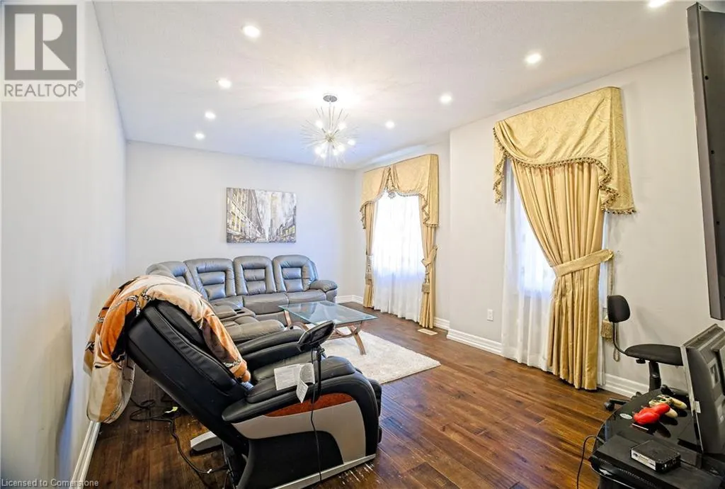 24 PICKETT Place